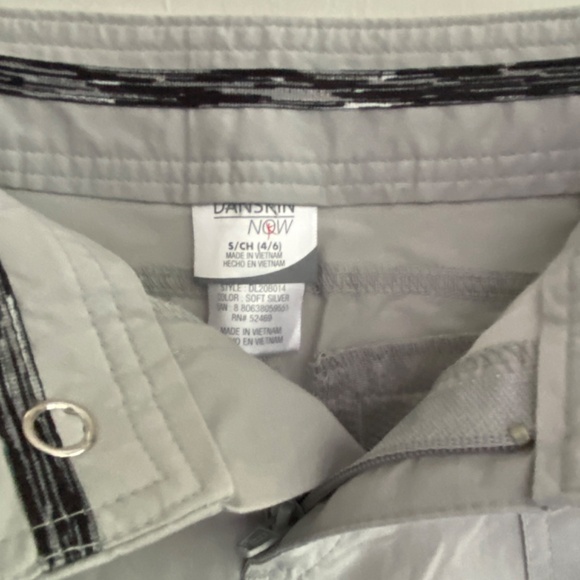 DANSKIN Now Capri Bundle Two Pairs Like New Navy & Soft Silver Sports Size 4/6 - Picture 9 of 11